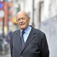  “Zakaj potrebujem nekega poslanca, člana parlamenta, če ne more povedati tistega, kar misli, 
ampak je samo poštar, ki v javno življenje prenaša odločitve, sprejete zunaj parlamenta? 
Zastavlja se resnično vprašanje, kdo je tisti, ki pri nas 'komandira'.”