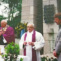 Ludwig Heigl daruje mašo ob obisku komenskih izgnancev v Nemčiji leta 1994.