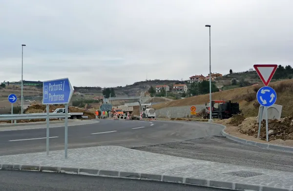 Pripombe tudi na novo kroži&scaron;če v Izoli