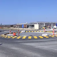 V novem krožišču Srmin so morali pred kratkim celo začasno odstraniti nekatere v asfalt pritrjene dele otoka, ker zahtevnejši izredni tovor ni mogel mimo.