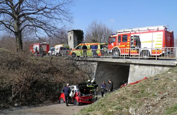 Med prehitevanjem trčil v po&scaron;tno vozilo