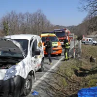 Med prehitevanjem trčil v po&scaron;tno vozilo