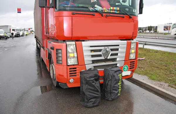 Obtoženi je v kabini tovornjaka prevažal dve potovalni torbi, v katerih je bilo  več kot 60 kilogramov kokaina. 