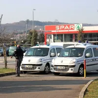 Včeraj so obtoženega srbskega državljana na sodišče pripeljali ob poostrenih varnostnih ukrepih. Vozilo, v katerem je bil, je spremljalo še eno vozilo pravosodnih policistov in  policijska patrulja.