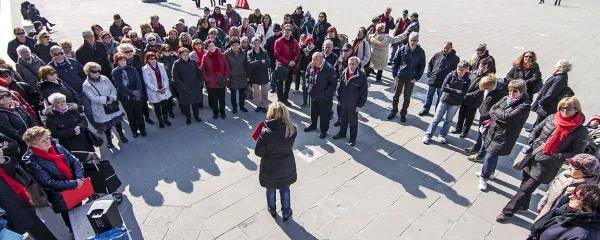 Nedeljski sprehod po Pinkovem trstu se je začel na Velikem  
trgu, kot Piazzi Unità še vedno pravijo Tržačani.