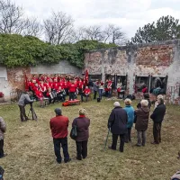 Pevci in pevke Tržaškega partizanskega pevskega zbora 
Pinko Tomažič so se na openskem strelišču s pesmijo 
poklonili padlim junakom.
