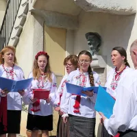 Ob kipu Ševčenka in Abrama je zapel tudi pevski zbor Zavoda Rokavička v tipičnih ukrajinskih oblačilih.

