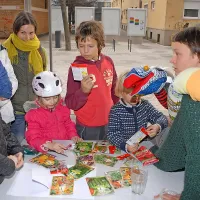 Na delavnici s kačo Kačurdo  so tudi najmlajši spoznavali pomen semen in nekatera od njih tudi posejali.