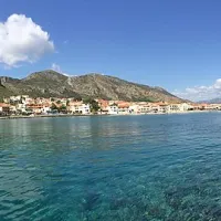 Nad egejskim morjem je stabilen anticiklon, zaradi katerega piha močan severnik, ki odpravi onemogoča, da bi nadaljevala potovanje.