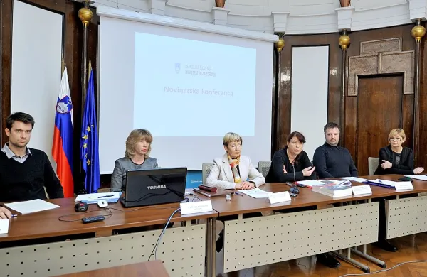 Tomaž Gorenc (prvi z leve), Marjetka Keršmanc Hovnik, Milojka Kolar Celarc in Vesna Kerstin Petrič so zagovarjali zaostritev in ne ublažitev alkoholne politike.      