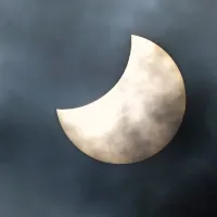 Obiskovalci  so tudi v Novi Gorici gledali, kako Luna prekriva Sonce. Škoda, da so ga hkrati prekrivali tudi oblaki ...