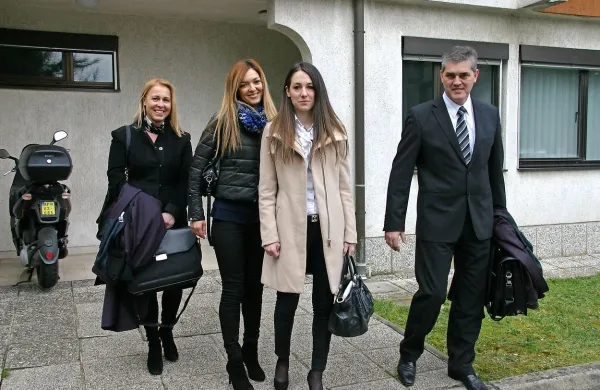 Andreja Čmaj Fakin in Marina Jelen s svojima zagovornikoma, odvetnico Veroniko Zorn Hočevar in odvetnikom Brankom Gvozdićem.