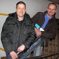 Pobudnika predavanja za očete Egon Zevnik (levo) in Andrej Bergoč 
soglašata, da morajo očetje  spet prevzeti  svojo pravo vlogo.  