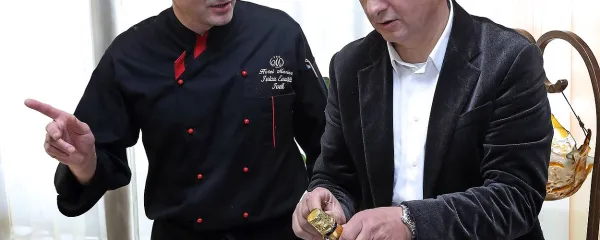 Za gastronomski del prireditve sta poskrbela Ivica Evačić - 
Ivek (levo) iz restavracije hotela Marina in vinar Iztok Klenar 