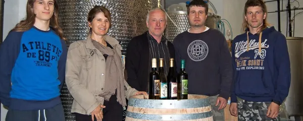 Za eno večjih družinskih kmetij v Goriških brdih skrbijo (z leve) 
Jan, Dragica, Boris, Erik in Damjan. 