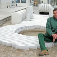 Borut Benedejčič ob kamnitem vrtu, ki se bo čez dva meseca 
predstavil v Londonu.



