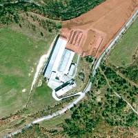Z rdečo barvo so  označene površine na propadajoči  farmi na Belvedurju, ki so od novembra lani v lasti nekdanjega smučarja Bojana Križaja.