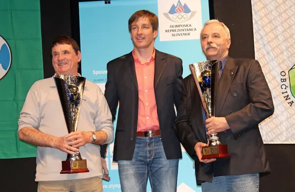 Nagrajencema za življenjsko delo  Silvu Fabčiču (levo)  in Jožetu Bizjaku (desno) je pokala podelil podpredsednik Olimpijskega komiteja Slovenije Iztok Čop.