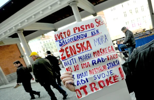Prvi dan zbiranja podpisov za razpis referenduma o noveli zakona o zakonski zvezi, so v koaliciji Za otroke gre zadovoljni z velikim odzivom ljudi.