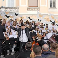 Nad Gorico so pred sto leti doneli topovi, včeraj pa so med Goricama poudarjali, naj tu  doni le pesem.