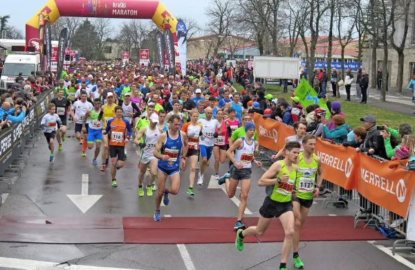 Tako so se tekači pognali na 21,098 in 9,400 kilometrsko preizkušnjo.