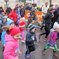 Z navdušenjem so tekli tudi mlajši. 200 metrov je bil za predšolske otroke  težak izziv, pri katerem so jim pomagali tudi starši.