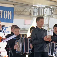 Matej Glavina, predsednik Športne zveze Občine Sežana, podeljuje nagrado Antonu Kosmaču za rekord proge. Dogajanje ob maratonu je povezoval Miha Penko.