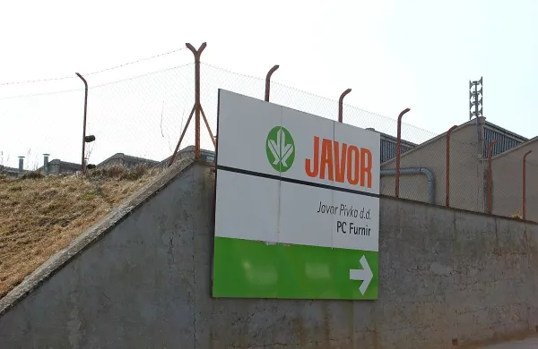 Medtem ko bodo danes na dražbi naprodaj nepremičnine 
kompleksa Javorja Furnir na Prestranku, Javor v likvidaciji 
zanj išče kupca.  