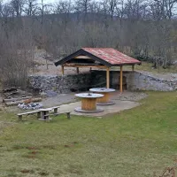 Tik pred vhodom so si jamarji postavili nadstrešek, želijo si 
priti tudi  do ostale infrastrukture.



