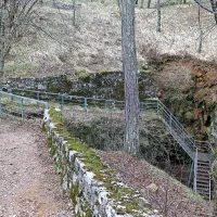 Začetni spust v jamo poteka po stopnicah.