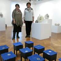 Kustosinja razstave Višnja Slavica Gabout in predsednica sekcije keramike pri hrvaškem 
združenju ULUPUH Danijela Pičuljan sta  poskrbeli za koprsko postavitev. 