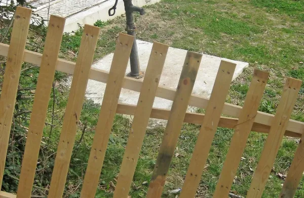   Ročno vodno črpalko, ki jo je med sanacijo hudournika 
postavila piranska občina, stanovalci bližnjih ulic gledajo le 
čez ograjo. 
