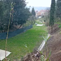 Zemljišča, na katerih je  občina sanirala hudournik, so v 
zasebni lasti. Pred tem lastniki zanje niso skrbeli, odkar je 
grapa urejena, so so si parcele ogradili.  