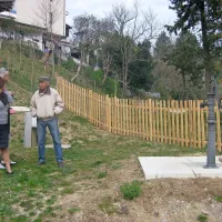  Stanovalci Kozinove ulice lahko pridejo do njim najbližje 
črpalke, pešpot, po kateri so hodili na sprehode, pa se konča 
v ograji. 