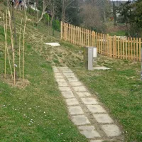 Pešpot, po kateri so stanovalci Kozinove ulice v Luciji hodili 
na sprehode, se zdaj konča v nasipu in ograji.