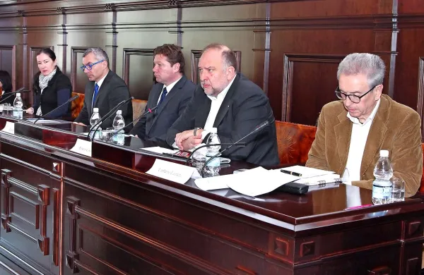 Na javni tribuni (z leve):  Katarina Celič, poslanec SMC Marko Ferluga, Peter Bolčič, Roberto Cosolini in tržaški odbornik za okolje Umberto Laureni