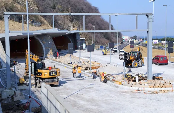 Ministrstvo za infrastrukturo v okviru obstoječe zakonodaje še proučuje pobudo županov Kopra in Izole glede cestninjenja novozgrajenega odseka hitre ceste Koper-Izola, da bi cesto skozi predor Markovec izvzeli iz sistema vinjet.