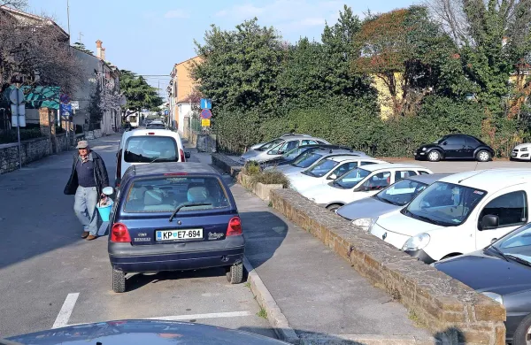 Potem ko ga je pred dobrim letom iz morja rešila Izolanka, državljan BiH v nedeljo ni preživel padca z nizkega zidu.