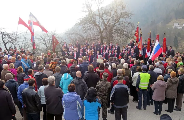 Partizanski pevski zbor Pinko Tomažič pred množico na spominski slovesnosti v Jesenici. 