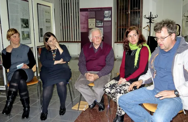 O temi razstave so se na njenem odprtju pogovarjali (od leve) direktorica knjižnice Magdalena 
Svetina Terčon, Petra Svoljšak, Pavel Skrinjar, Urška Strle in Srečko Rože.