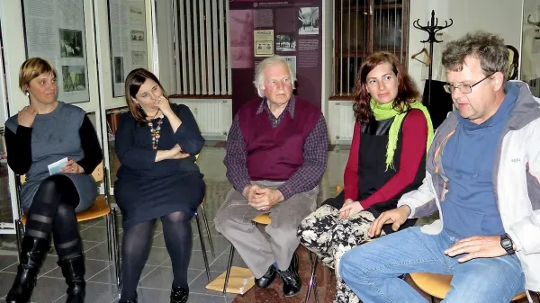 O temi razstave so se na njenem odprtju pogovarjali (od leve) direktorica knjižnice Magdalena 
Svetina Terčon, Petra Svoljšak, Pavel Skrinjar, Urška Strle in Srečko Rože.