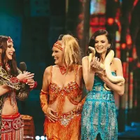 Učiteljica trebušnega plesa Taissha, Zvezdana Mlakar in Nina 
Osenar (z leve) v družbi živih kač.