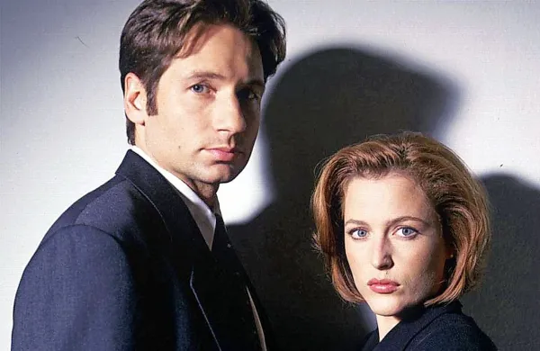 V glavnih vlogah bosta ponovno zaigrala David Duchovny in 
Gillian Anderson. 