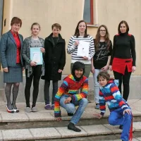 Uredniška ekipa mladih ustvarjalcev z mentoricama Suzano 
Kavčič (desno) in Mirjam Trampuž (levo) 