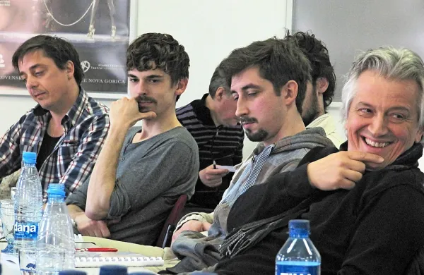 Iztok Mlakar (skrajno desno) z ekipo  igralcev, z leve Igor Štamulak, Nejc Cijan Garlatti in Žiga Udir