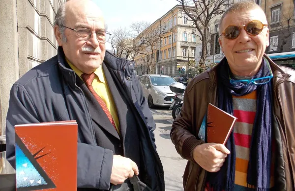 Pesnik Miroslav Košuta (levo) in ilustrator Marjan Kravos sta soustvarila zanimivo knjižno 
izdajo.