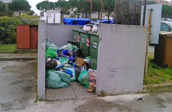 Preden so ga spraznili, je bil ekološki otok videti takole.  