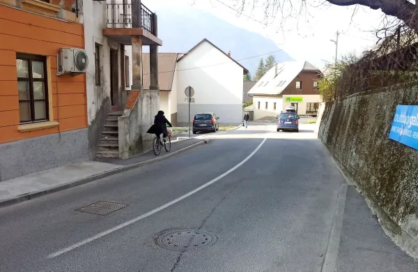 Z načrtovano obnovo ceste in ureditvijo pločnikov bo postal Bovec lepši in predvsem varnejši 
za pešce. Zdaj je ponekod že kar nevaren ... 