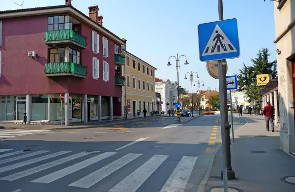 Namesto oblačil bodo v vijoličasti stavbi ponujali bančne 
storitve.  