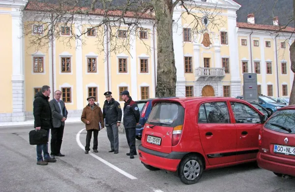 V Vipavi so zadovoljni, da so dobili redarja. Ker pa se je obseg dela za štiri občine povečal, vodja medobčinske uprave Tadej Mori (skrajno levo) meni, da bi potrebovali še enega. 